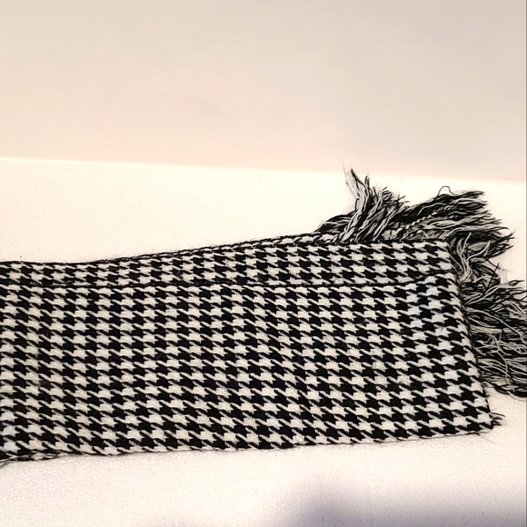Houndstooth scarf - Picture 2 of 2